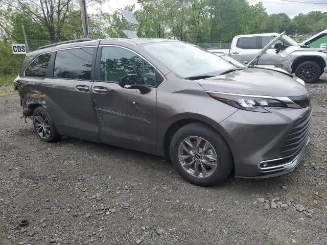 2024 TOYOTA SIENNA XLE
