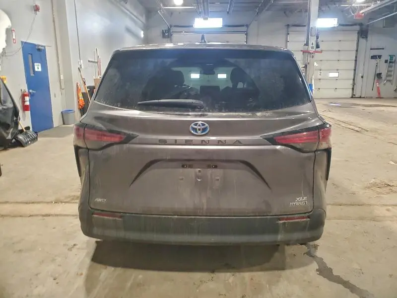 2021 TOYOTA SIENNA LE  