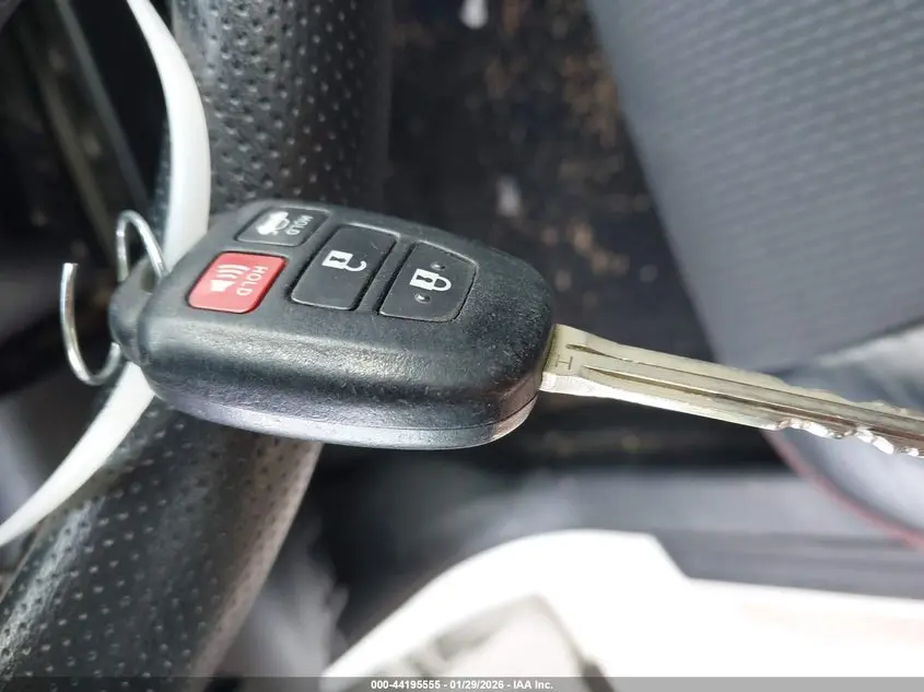 2016 TOYOTA CAMRY SE