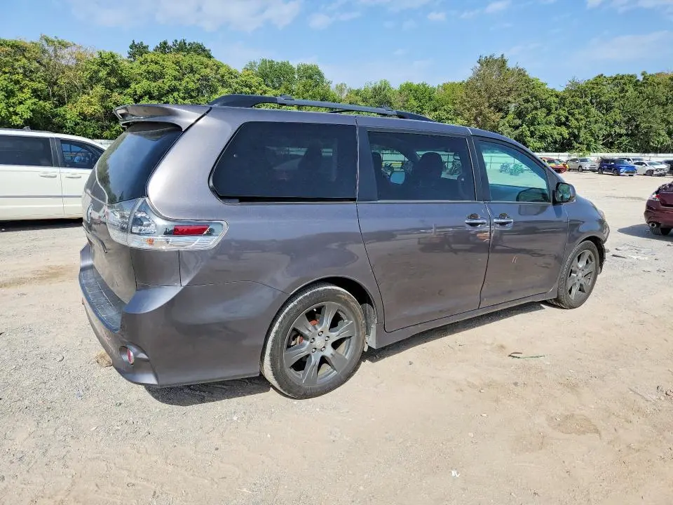2017 TOYOTA SIENNA SE  