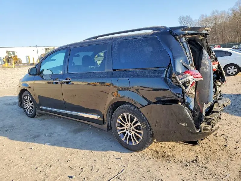 2019 TOYOTA SIENNA XLE  