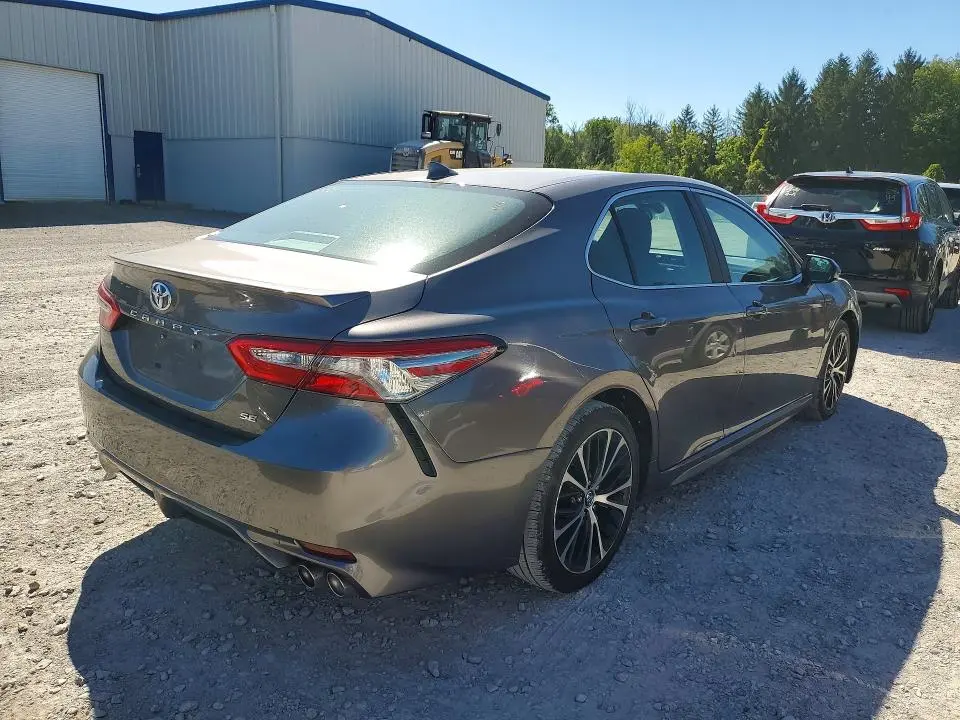 2019 TOYOTA CAMRY SE  
