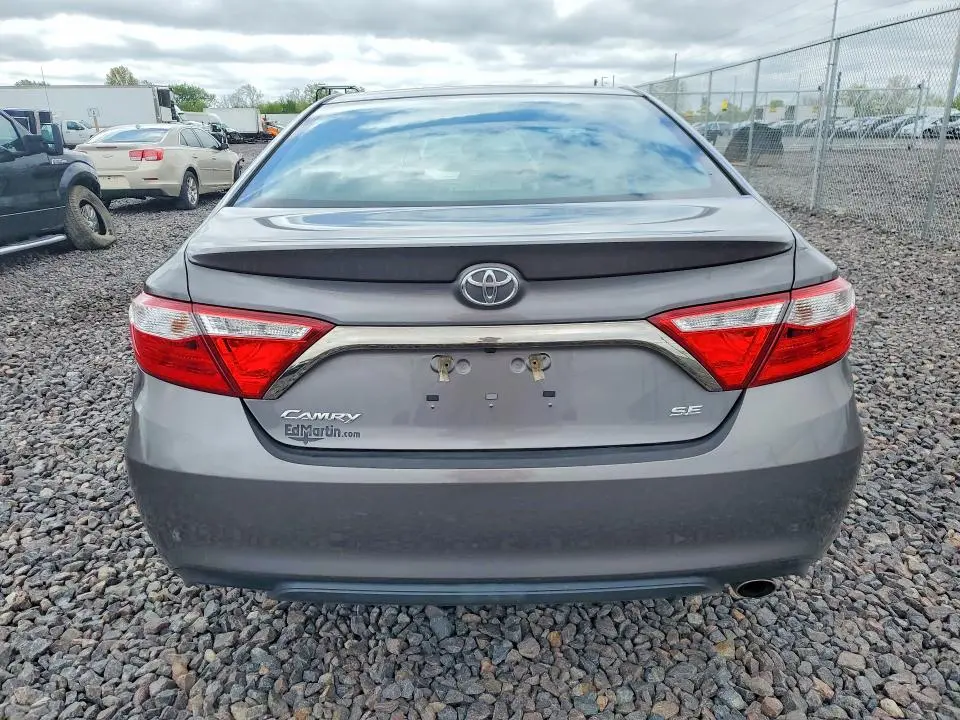 2016 TOYOTA CAMRY SE  