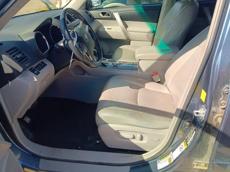2011 TOYOTA HIGHLANDER SE  