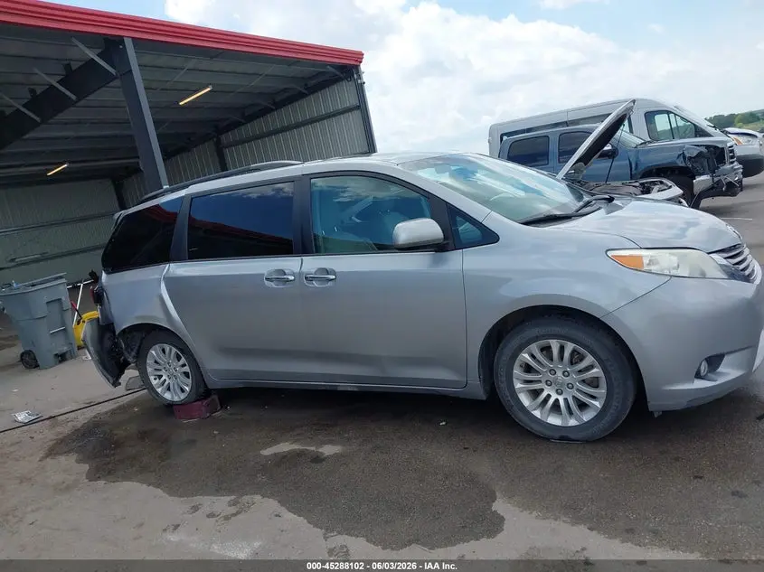 2017 TOYOTA SIENNA XLE PREMIUM 8 PASSENGER