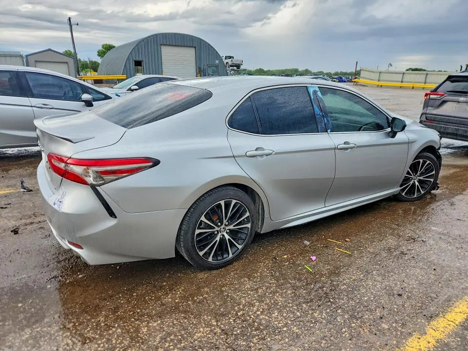2018 TOYOTA CAMRY SE  