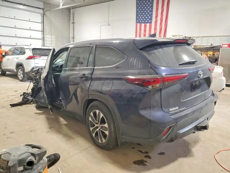 2024 TOYOTA HIGHLANDER XLE  