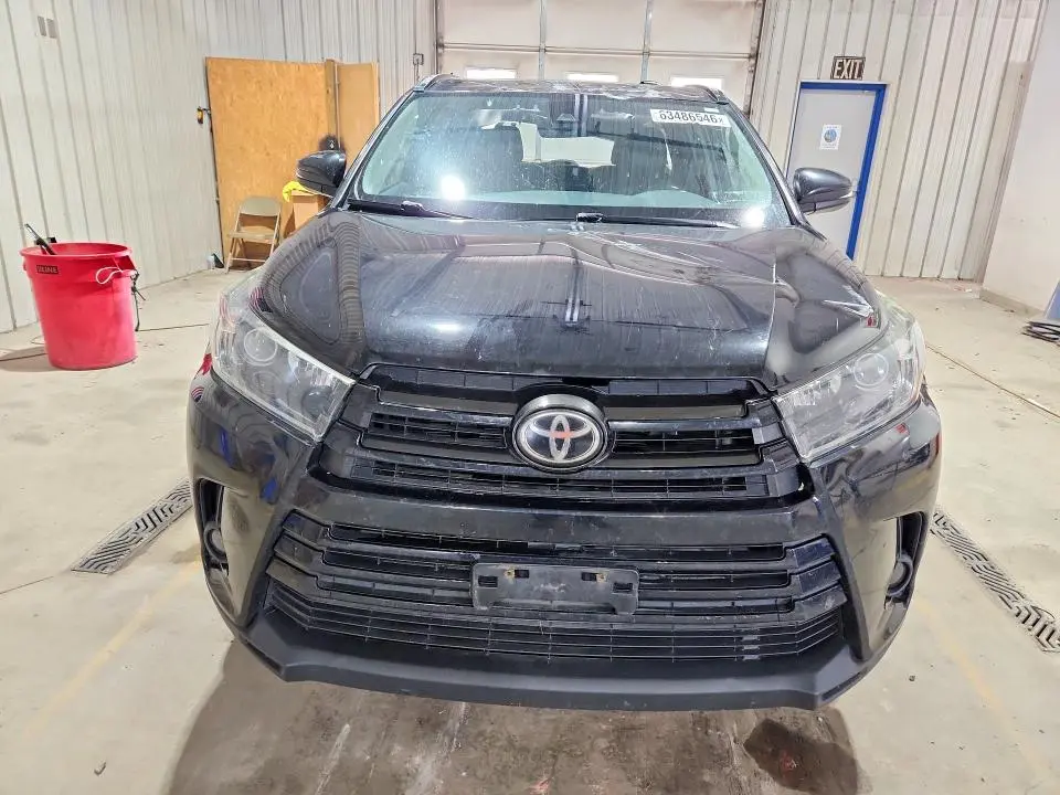 2019 TOYOTA HIGHLANDER SE  
