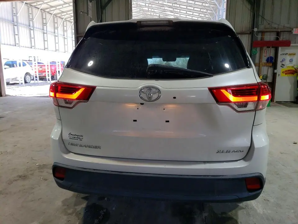 2019 TOYOTA HIGHLANDER SE  