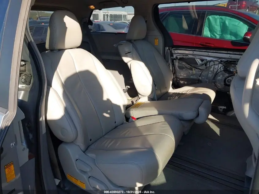 2014 TOYOTA SIENNA XLE V6 8 PASSENGER
