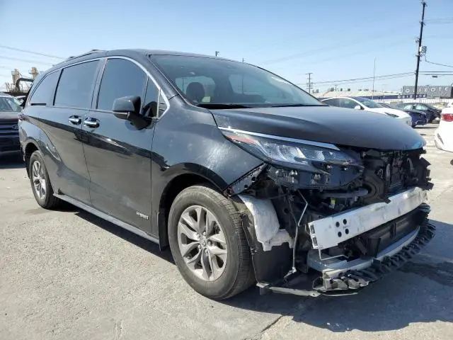 2021 TOYOTA SIENNA XLE  