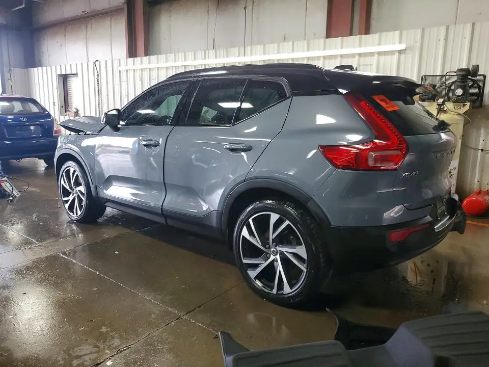 2022 VOLVO XC40 T5 R-DESIGN  