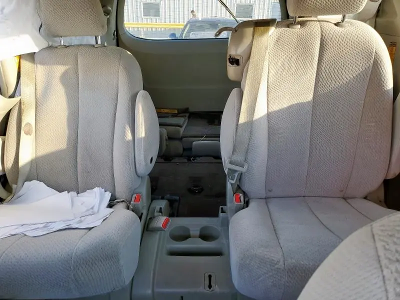 2014 TOYOTA SIENNA LE  