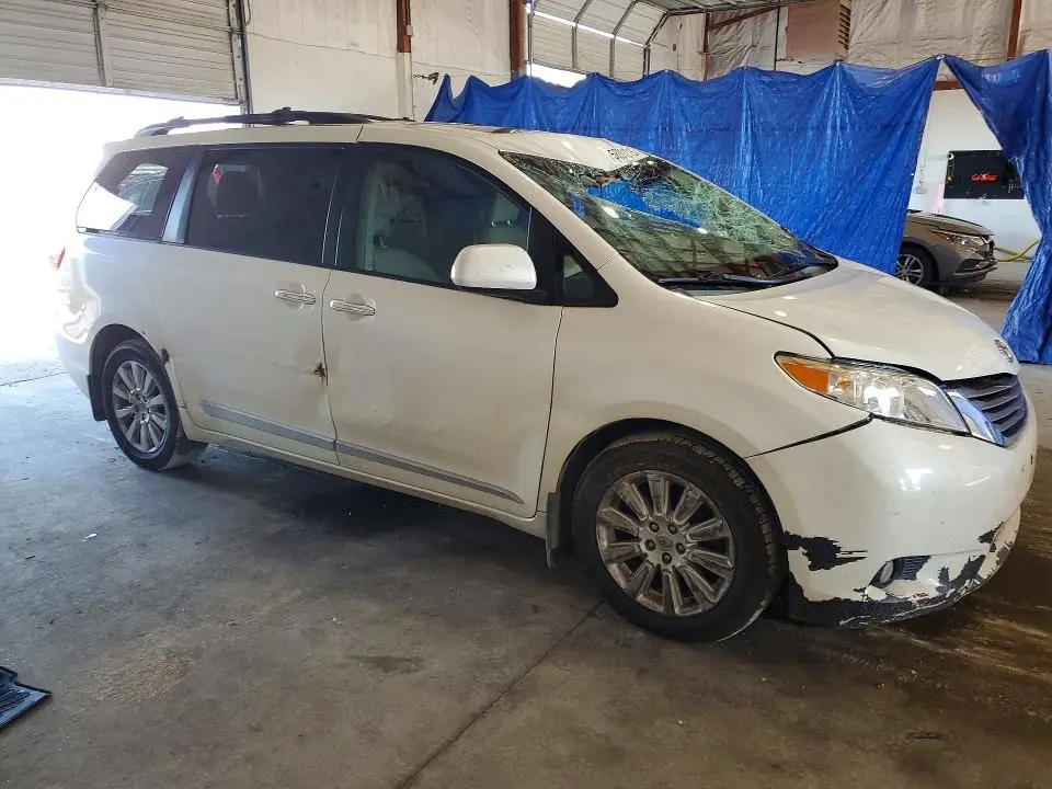 2015 TOYOTA SIENNA XLE PREMIUM 7-PASSENGER  