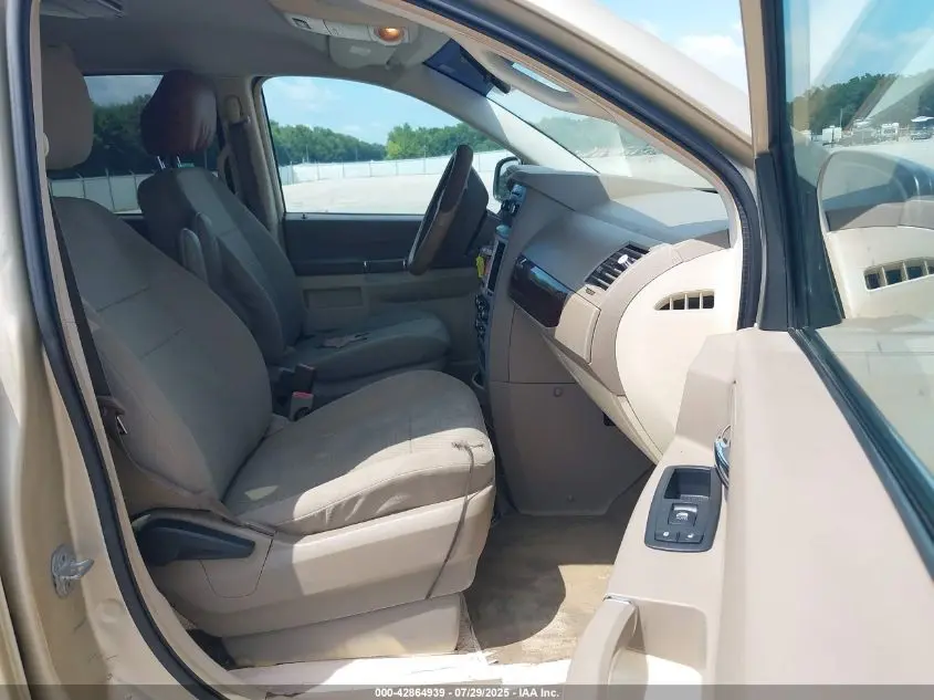 2010 CHRYSLER TOWN & COUNTRY NEW LX