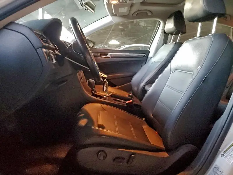 2018 VOLKSWAGEN PASSAT SE  