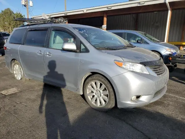 2017 TOYOTA SIENNA XLE  