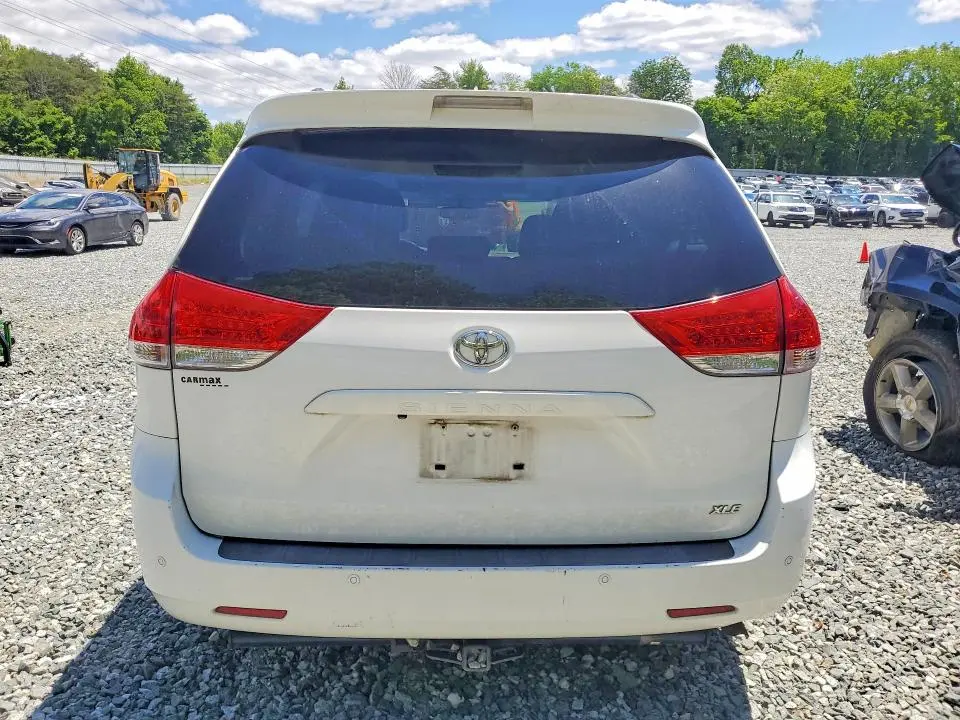 2014 TOYOTA SIENNA XLE 8-PASSENGER  