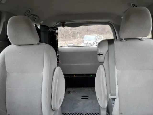 2017 TOYOTA SIENNA LE