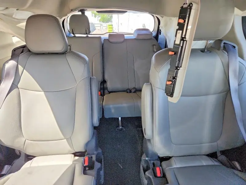 2022 TOYOTA SIENNA XLE  