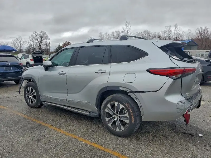 2022 TOYOTA HIGHLANDER XLE  