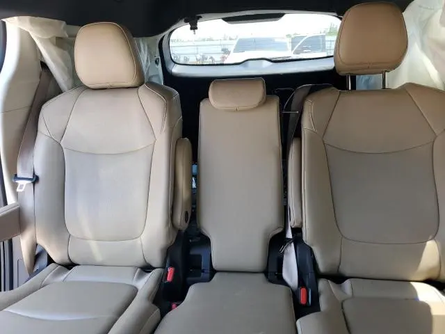 2021 TOYOTA SIENNA XLE  