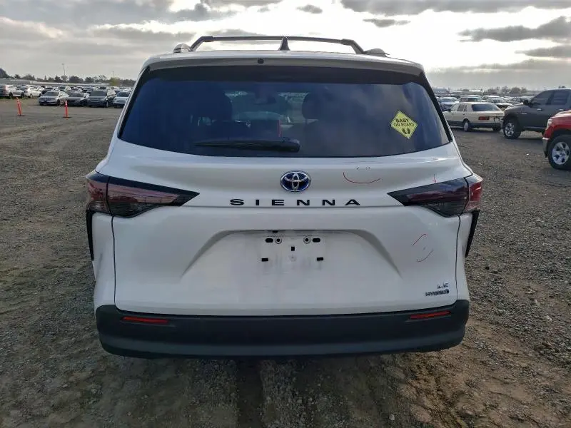 2024 TOYOTA SIENNA LE  