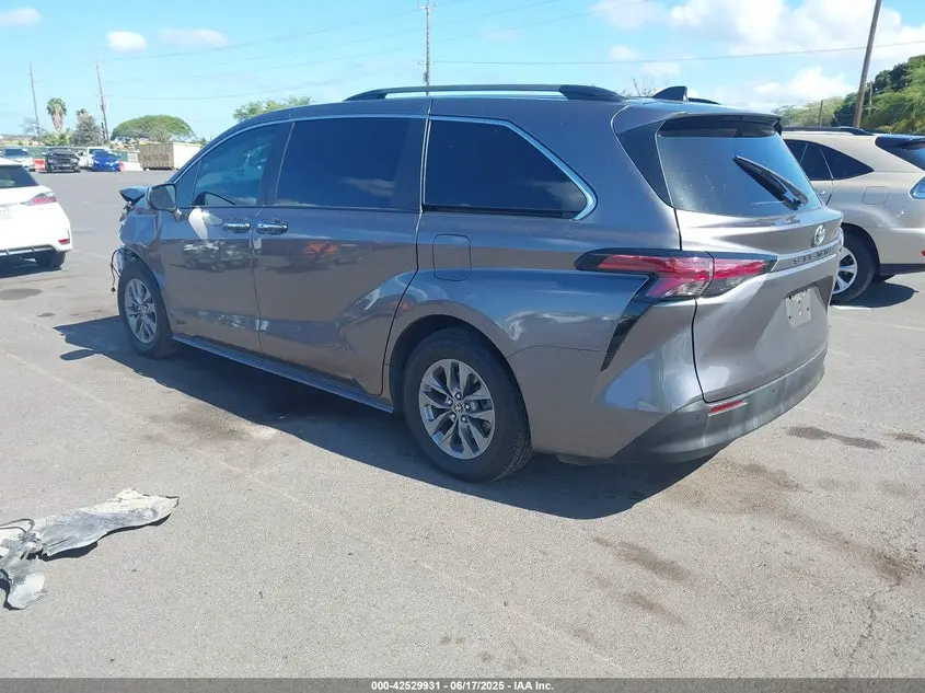 2022 TOYOTA SIENNA XLE