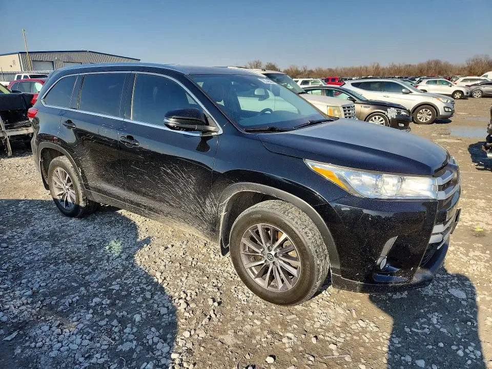 2019 TOYOTA HIGHLANDER SE  