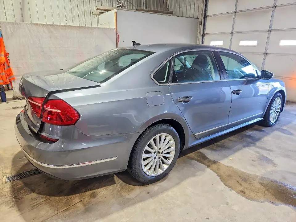 2016 VOLKSWAGEN PASSAT SE  