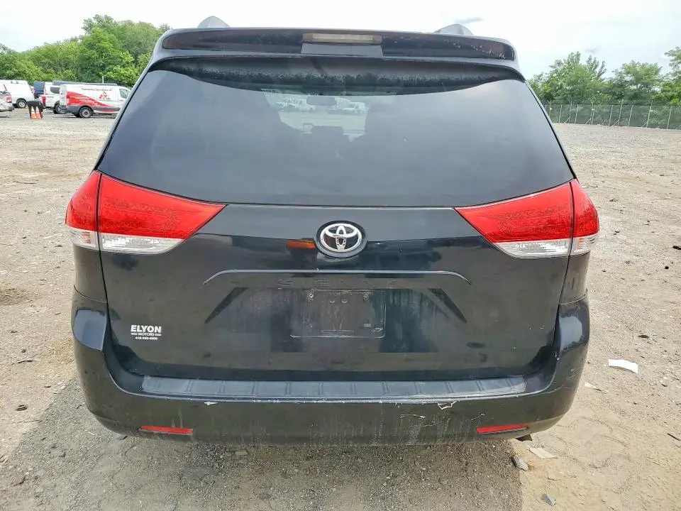 2014 TOYOTA SIENNA LE  