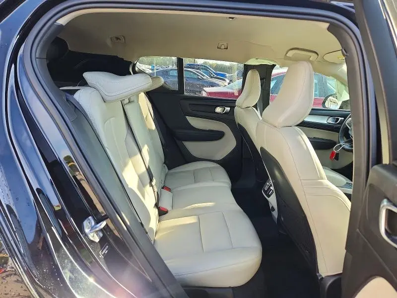 2019 VOLVO XC40 T5 MOMENTUM  