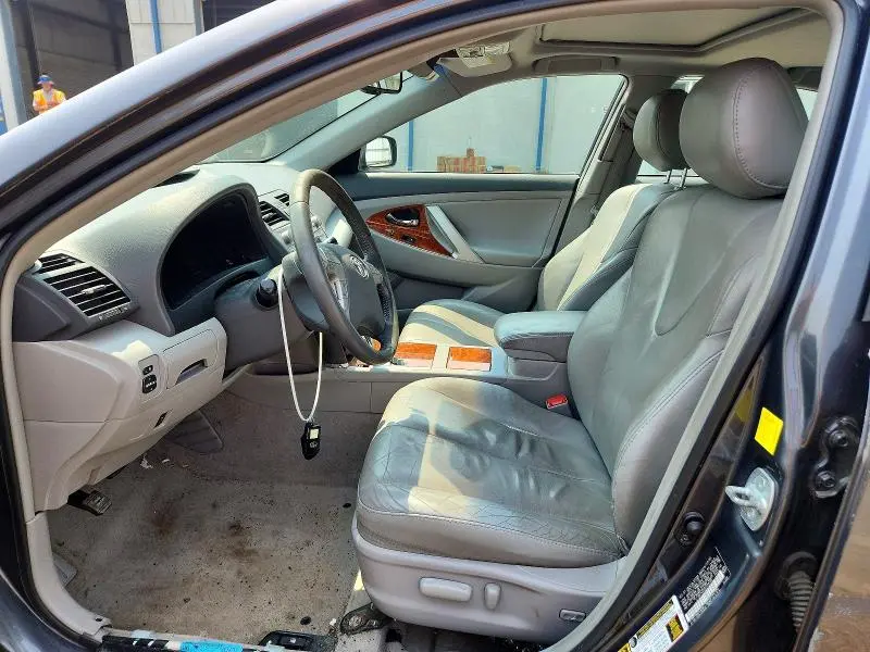 2011 TOYOTA CAMRY XLE V6  
