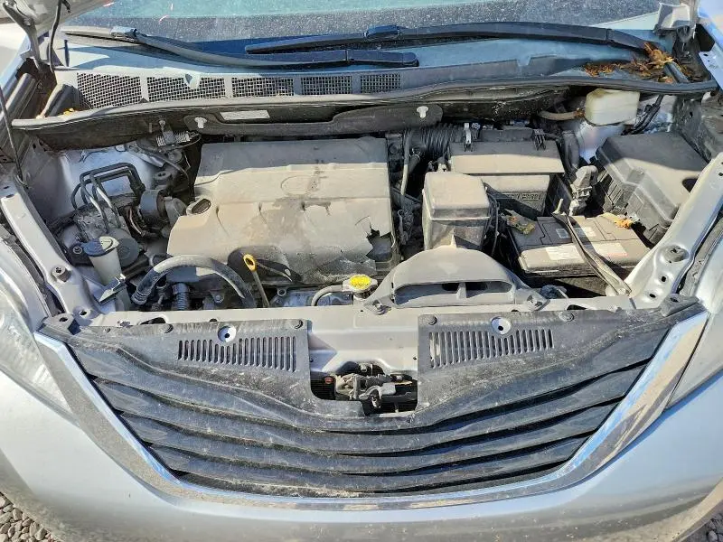 2015 TOYOTA SIENNA LE  