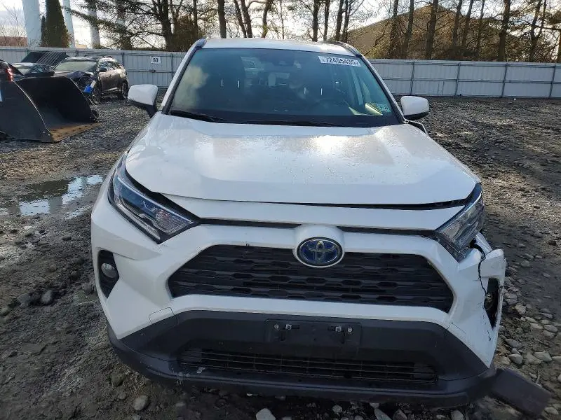 2021 TOYOTA RAV4 XLE  