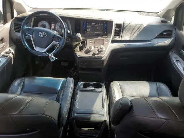 2017 TOYOTA SIENNA SE  