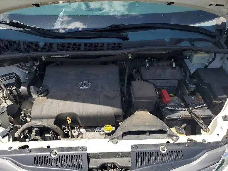 2014 TOYOTA SIENNA XLE 8-PASSENGER  