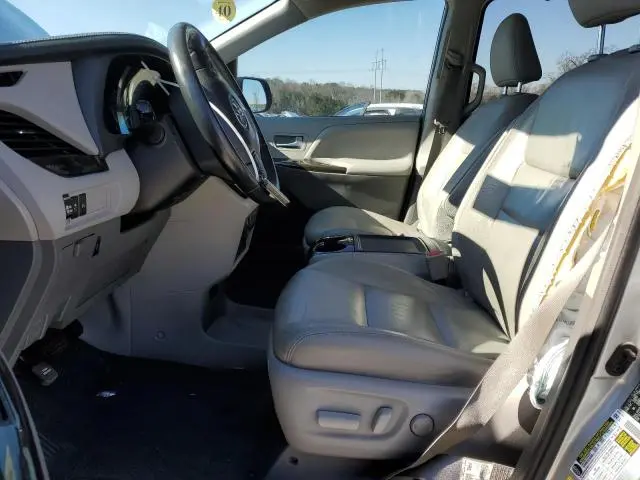 2019 TOYOTA SIENNA XLE