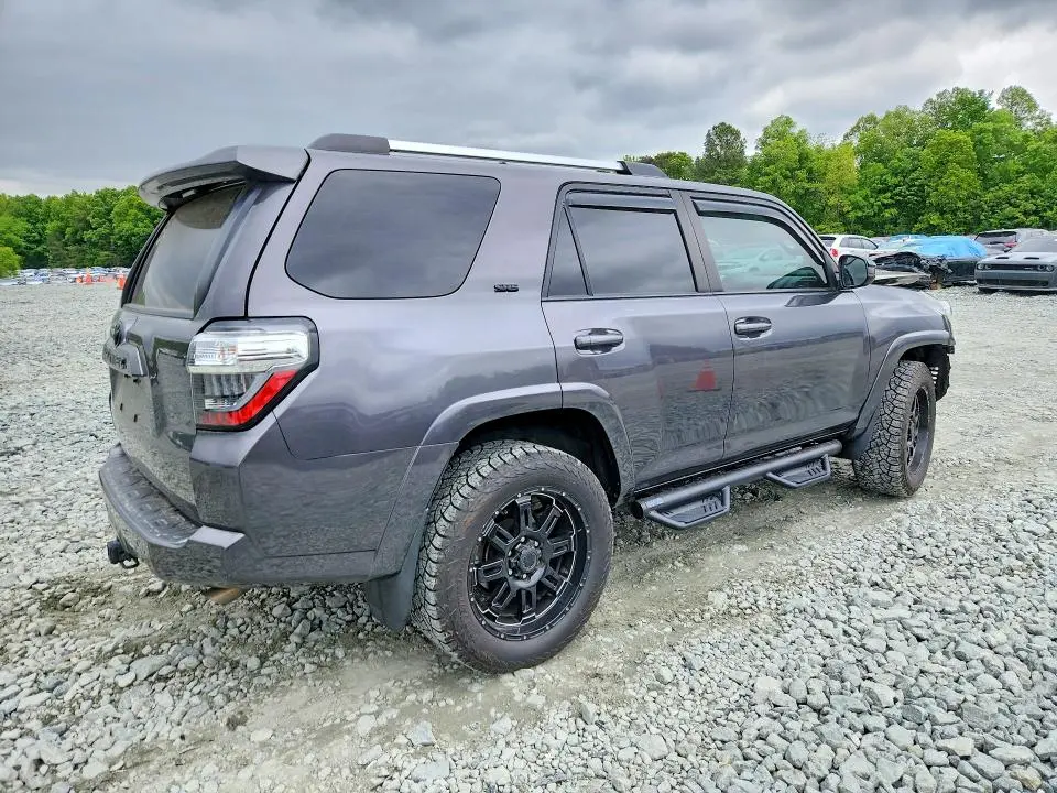2022 TOYOTA 4RUNNER SR5  