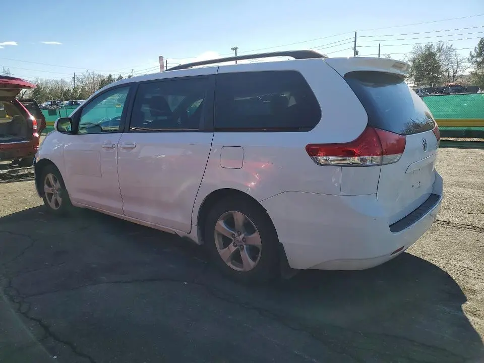 2014 TOYOTA SIENNA LE  