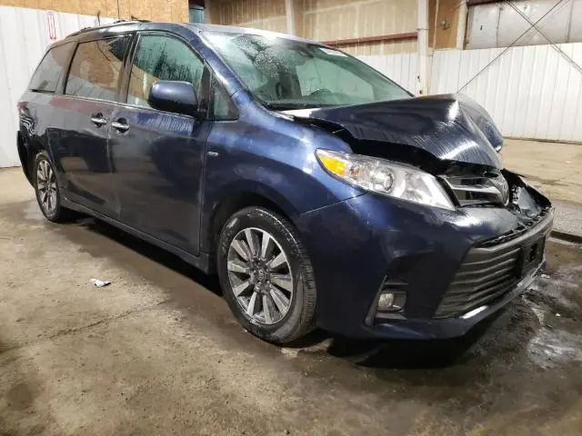 2018 TOYOTA SIENNA XLE  