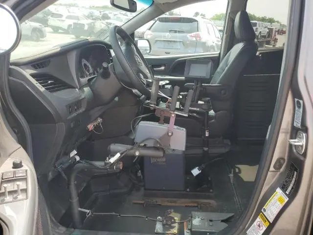 2017 TOYOTA SIENNA SE  