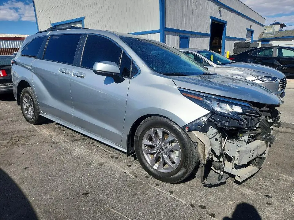 2022 TOYOTA SIENNA LE  