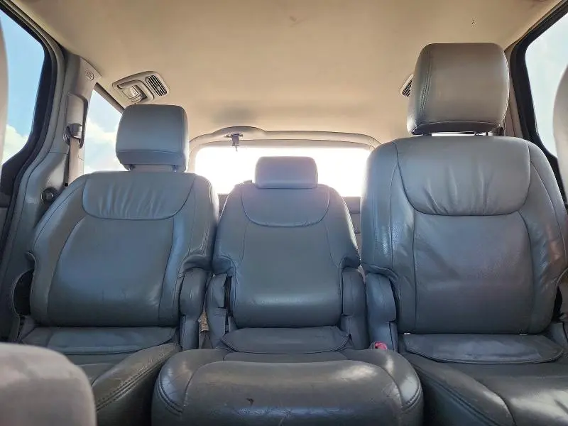 2010 TOYOTA SIENNA LE 8-PASSENGER  