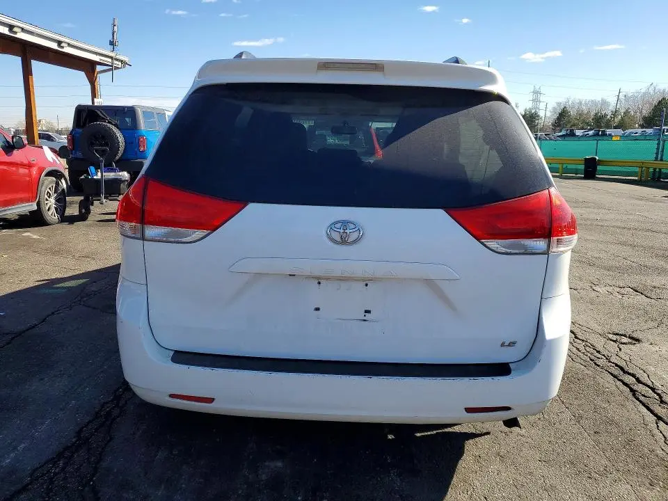 2014 TOYOTA SIENNA LE  