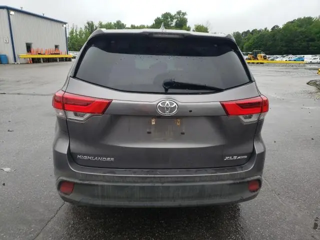 2018 TOYOTA HIGHLANDER SE  