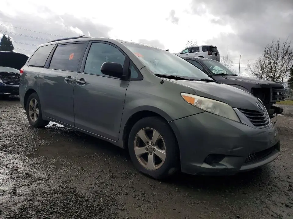 2013 TOYOTA SIENNA LE 8-PASSENGER  