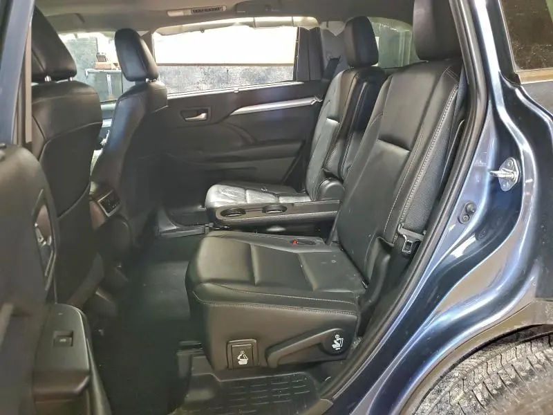 2019 TOYOTA HIGHLANDER SE  