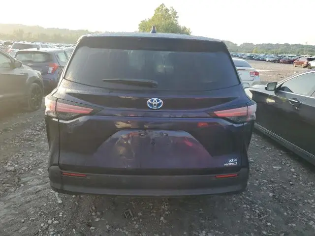2021 TOYOTA SIENNA XLE  