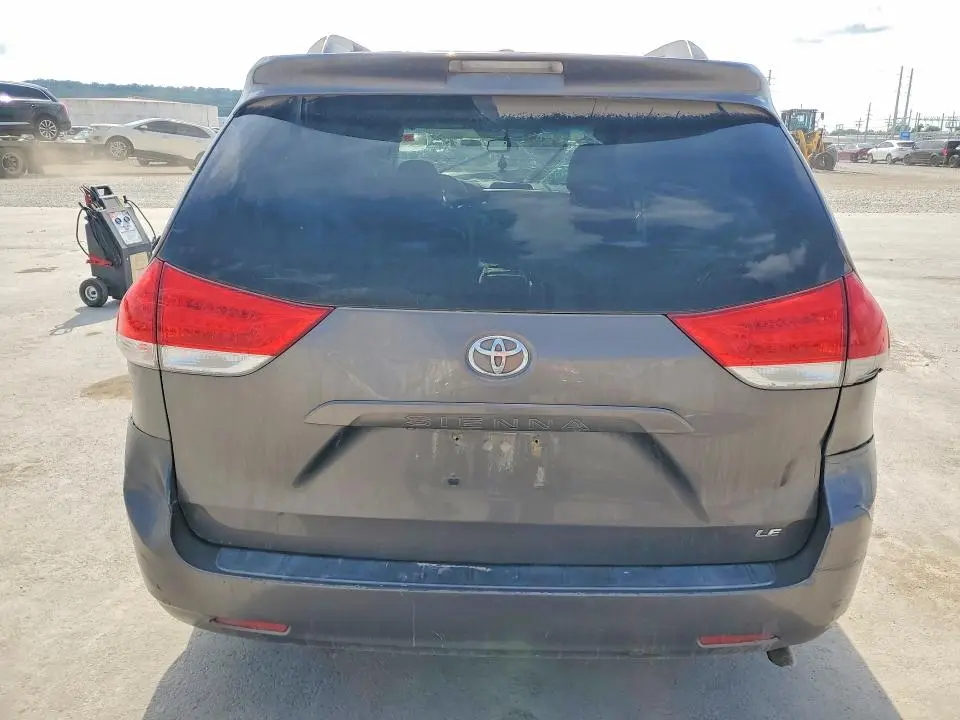 2014 TOYOTA SIENNA LE  